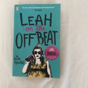 Leah on The Off Beat - En bok i Love, Simon bokserien. Handlar om Leah som kommer ut som bisexuell. Boken är i nyskick med inga synliga fel. Jag säljer den för att den inte är min typ av bok. 