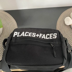 Places + Faces bag - Väskan är i nyskick, använd fåtal gånger. Väldigt stora fack:)