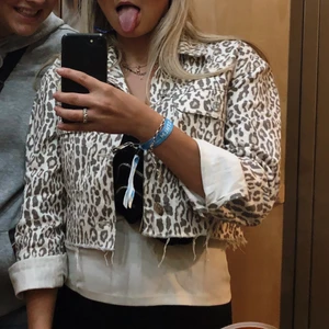 croppad jeansjacka  - Jeansjacka med leo-mönster från NAKD. Använd en gång. 200kr elr bud. Strl 36 