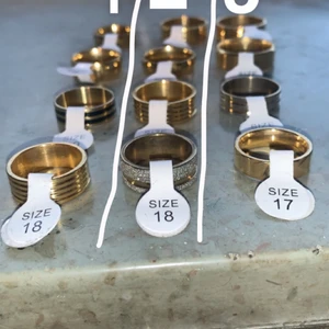  guld ringar - Fina guld ringar och väldigt bra matrial💍skriv om ni vill ha mer bilder eller har ett lägre pris,eller om du har några frågor