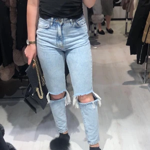 Gina boyfriend jeans - Säljer mina boyfriend / mom jeans från Gina tricot. Använda några gånger men säljer då dem är för små. Storlek 32. De har tyvärr tre små permanenta gräsfläckar på ena bakfickan men de är inte så synliga. 