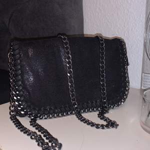 En svart liten väska ca. 20x10 cm