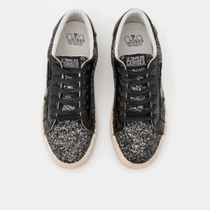 Skor  - Säljer mina fina glitter skor som köpta från Zalando! Använda kanske 2-3 gånger men ser nya ut💕 Köpta för 629kr säljer för 500💓💓 ingår inte frakt! 