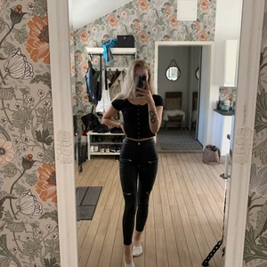 Byxor Missguided - Byxor från Missguided i skinn imitation. Säljer pga att de är för korta för mig. Jätte fin passform på byxorna 