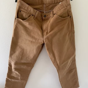 Dickies carpenters - Bruna Dickies carpenter jeans. Osäker på storlek men passar 30x30 och mindre. Passar både tjejer och killar i storleken. Fraktas spårbart med postnord.