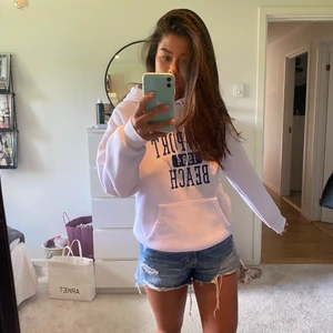 Helt ny hoddie!!!  - En näst intill oanvänd hoddie med coolt tryck! Inga fläckar eller likande! Den är i st L men passar mig perfekt som vanligtvis har M/S i kläder, den sitter lite oversize på mig😍 det var ett tag sen jag köpte den därav vet jag ej vart den är ifrån! 💕💕💕 frakten ingår INTE 