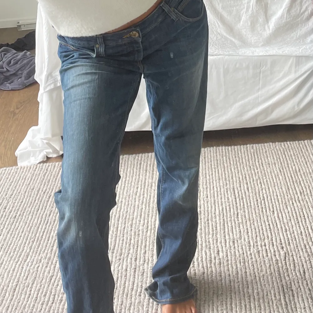 Super snygga lågmidjade LEE jeans med slits där bak. 3 för 2 på allt!!! . Jeans & Byxor.