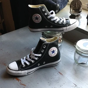 Converse - Helt nya svarta Converse i läder som säljes då de är i fel storlek. Har aldrig ens blivit provade. 