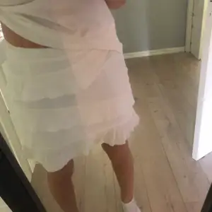 Säljer denna fina vita kjol som tyvärr aldrig kommit till användning, prislappen är borta så vet tyvärr inte var den är ifrån❤️