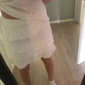 Vit volangkjol - Säljer denna fina vita kjol som tyvärr aldrig kommit till användning, prislappen är borta så vet tyvärr inte var den är ifrån❤️