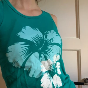 Y2k linne  - Så fint linne köpt secondhand med hibiskus mönster på🤩🤩