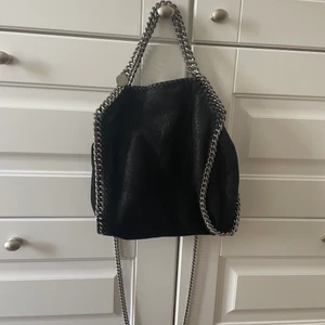Stella McCartney falabella mini tote - Äkta svart Stella McCartney mycket gott skick, i mellan storleken, nypris: 6 620 kr på Stella McCartneys egen hemsida återförsäljare ca 7500