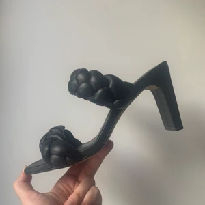 Klackskor HM  - Klackskor från H&M som inte går att köpa längre, använda en gång!🥰 Supersköna att gå i, bred klack. 8,5cm. Passar 39-40 (jag har 40 normalt och dessa passar mig precis perfekt) 