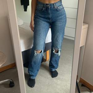 Ett par raka jeans med slitna hål på knäna!😜Jeansen är köpta på Ginatricot för ca 1år sedan och har används 2 gånger. Jag på bilden är 1,57 cm lång och byxorna sitter perfekt på mig!   