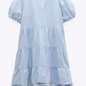 En super fin ljusblå klänning från zara, köpt under försommaren i Frankrike o använd fåtal gånger! Stolek S men kan även passa XS och M! Super fin me en stickad tröja nu under sen sommarn o början av hösten💕