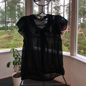 Blus med rosett  - Superfin Blus med rosett i kragen 
