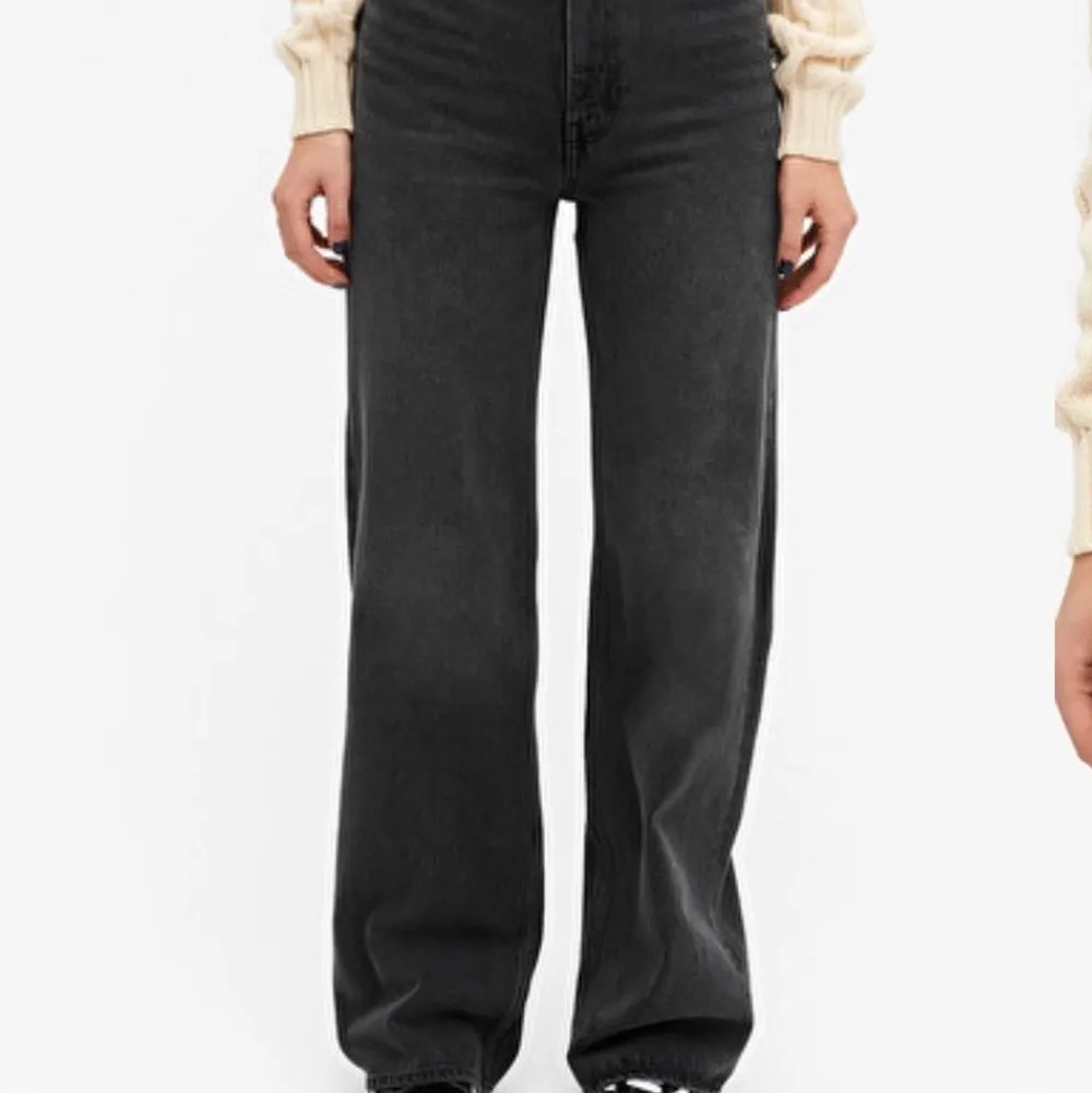 Gråa jeans från Monki i modellen Yoko. Endast använda 2-3 gånger, i väldigt bra skick. Nypris 400. Jeans & Byxor.