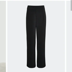 Kostymbyxor  - Väldigt snygga kostymbyxor från Bik Bok! Älskar men använder typ aldrig! Används en del och lite lite slitna men inget som syns! Men eftersom dom är lite använda så säljer jag för billigare än vad jag köpte dom för! Köptes för 300kr💕