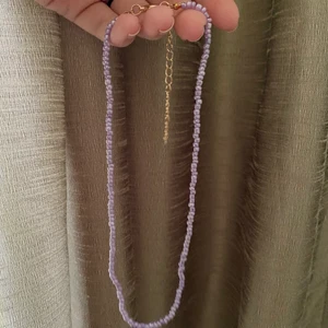 Lila pärlhalsband  - Lila pärlhalsband med guldig kedja. 25kr+12kr frakt❤️Jag kan skicka flera i samma paket😆