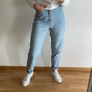 Mom jeans  - Superfin Missguided mom jeans,oanvänd. Storlek 34,men passar 36 också.