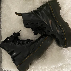 Dr martens: molly black buttero  - Nypris: 2400kr, storlek: 38💕
