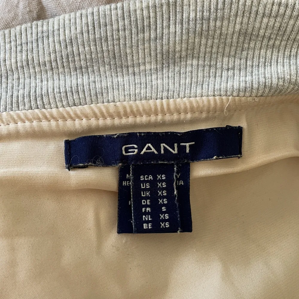 En grå zip-sweatshirt från Gant, sparsamt använd. Storlek XS, 100kr + frakt. Hoodies.