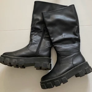 Höga kängor  - Säljer dessa skor som är nästan helt oanvända! 💕