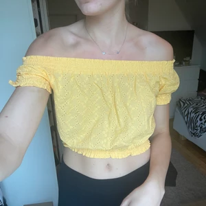 Gul topp - Gul topp från H&M! I strl 38, köparen står för frakt!