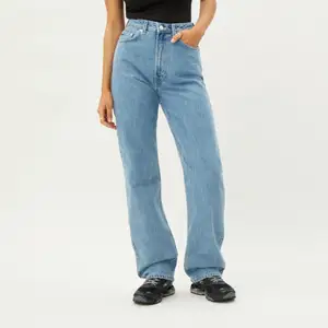Raka, högmidjade jeans från weekday i färgen sky blue och modellen Rowe. Använda få gånger och ser ut som nya. Nypris 500kr. Perfekta i längden på mig som är 170 cm