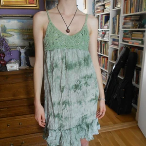 Fairycore klänning 🌿🦋 - Jättesöt grön tie dye och virkad klänning! Önskar jag kunde behålla men passar endast de med XS byst. Så gullig och jordnära 🐿️🍀 OBS om du köper mer än ett plagg är frakten gratis! 
