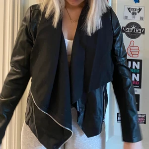 Tunn Skinnjacka  - Tunn skinnjacka från okänt märke (ingen lapp), använd någon enstaka gång 