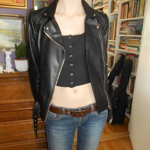 Faux svart läderjacka 🕷️ - Supersnabb svart PU-läderjacka från Zara Trafaluc. Sitter så fint på kroppen, verkligen superfin höstjacka. 🥺🥀 Storlek S