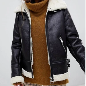 Fodrad bikerjacket  - En fodrad bikerjacket som är i väldigt bra skick då den inte är använd så mycket. Fickor med dragkedja samt fodrad krage som man kan dra upp med dragkedjan ända vägen upp. Buda😊 Bud priset är exklusive frakt. KÖP DIREKT FÖR 700 plus frakt