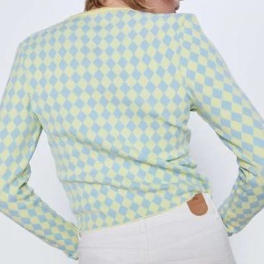 Jätte fin blå och gul rutig tröja ifrån Zara!! Använd fåtal gånger. Tröjor & Koftor.