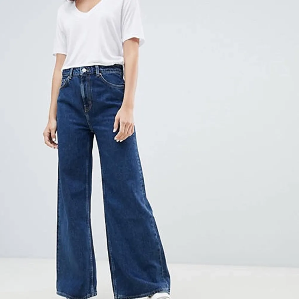 Mörkblå vida jeans i modellen ACE från weekday. Jeans & Byxor.