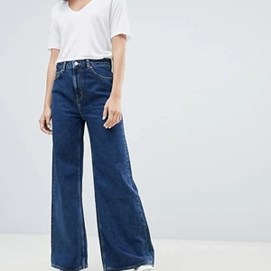 Mörkblå ace jeans - Mörkblå vida jeans i modellen ACE från weekday