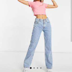 Säljer mina lågmidjade jeans från ASOS. Storlek 28/32. Köpt för 319kr säljs för 100+frakt😊