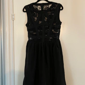 Svart klänning i storlek small - Svart klänning i storlek small från Alicia Blix. Använd några gånger, i fint skick. Dragkedja i ryggen och spetsdetaljer. Kan mötas upp i Hägersten eller skicka mot tillägg av frakt 48 kr eller spårbar 66 kr 💞🙏🏼
