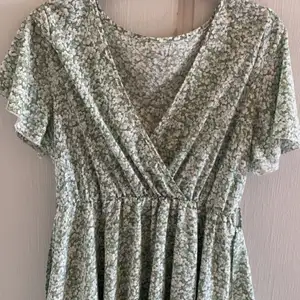 Säljer denna superfina klänning jag köpte i somras. Bilden ger inte klänningens färg rättvisa, den är mer grön i verkligheten. Använd 1 gång och har ett väldigt skönt material men är tyvärr lite stor på mig vid bröst och midja🥺 frakt är inräknat i priset!💕