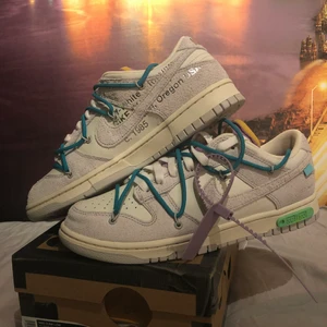 Nike Dunk Off-White lot 36 - Helt nya Off-White Dunk i storlek 42,5. Deadstock med alla tillbehör, äkthetsbevis finns. För fler bilder skicka ett DM. 