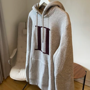 Les Deux Hoodie - En Hoodie från Lex Deux i storlek medium. Tröjan är i nyskick och aldrig använd. Nypris är 1300kr.