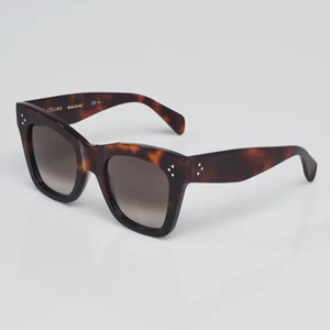 Celine cathrine solglasögon - Säljer min Celine solisar. De är rätt slitna med en del repor här o där, därav de billiga priset. Köpta för 3000 i celine butiken i Stockholm. Skriv för fler bilder!