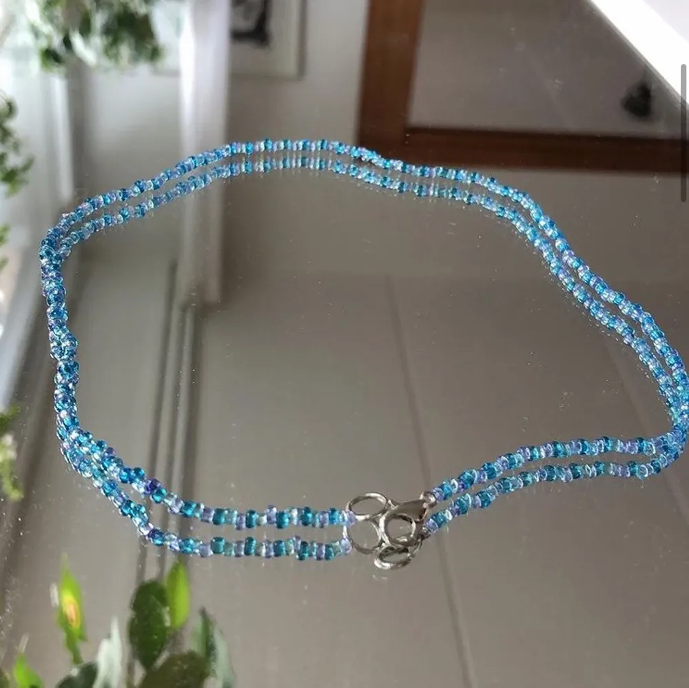 Blått halsband 🦋 200kr + frakt 20kr. Accessoarer.