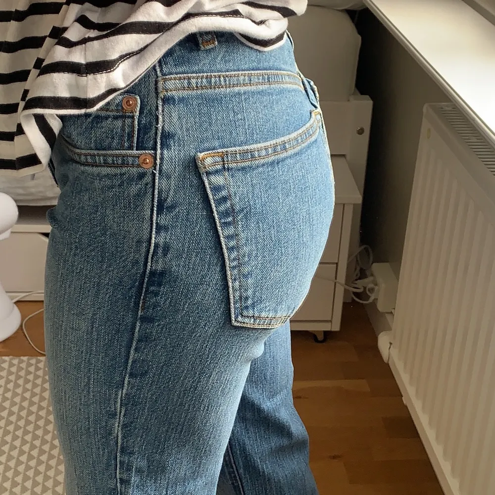 Skitsnygga midrise jeans från asos!! Raw cut nertill och fin blå färg🌟. Jeans & Byxor.