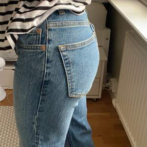 Skitsnygga midrise jeans från asos!! Raw cut nertill och fin blå färg🌟
