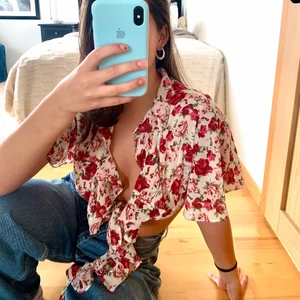 Söt blommig topp - Fin topp, knyter framtill. Går att använda för sig själv samt över något annat