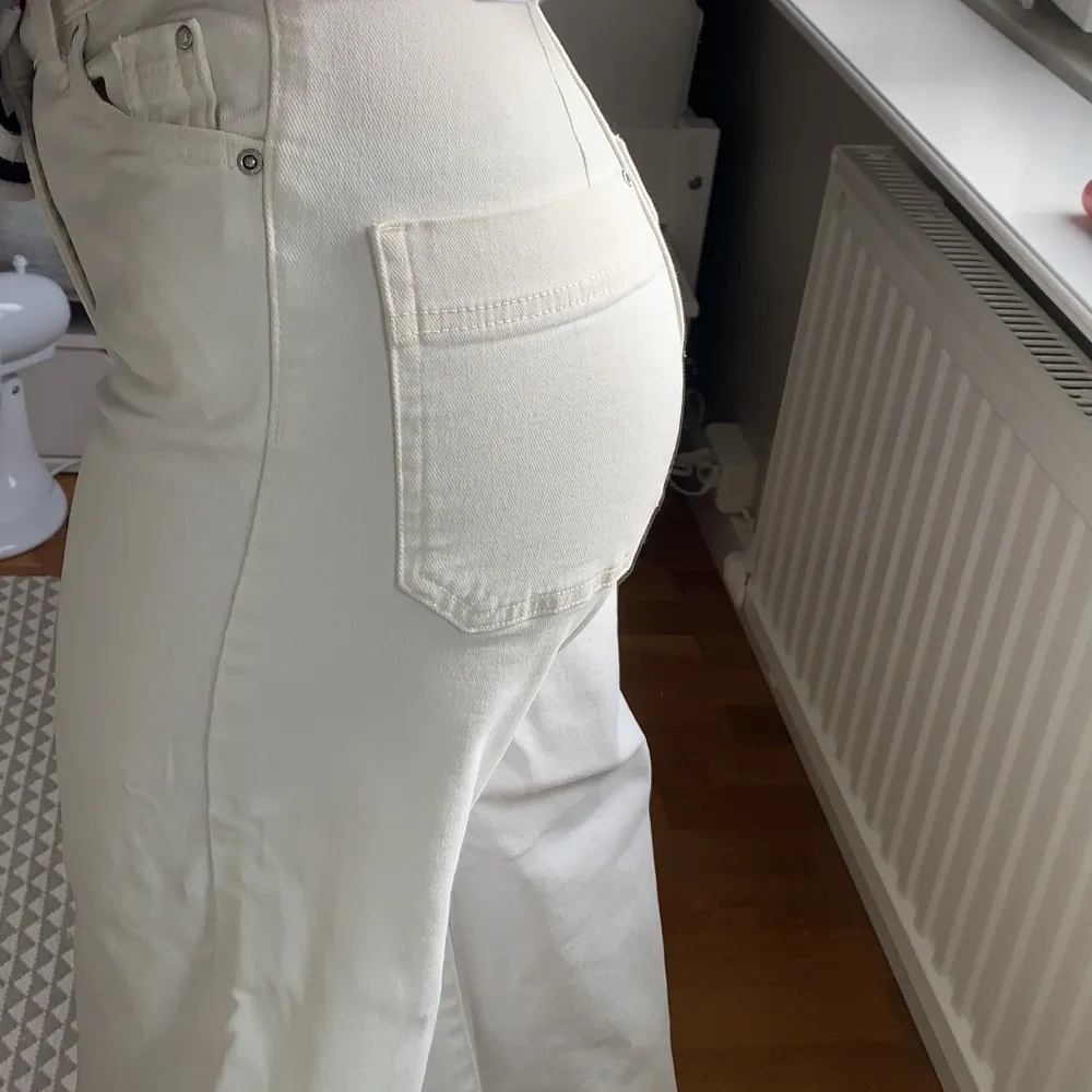 Coola vita jeans från hm! Raka i modellen med raw cut. Lite stretchiga. Jeans & Byxor.