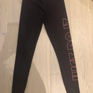 Nike - Helt oanvända tränings tights i storlek S