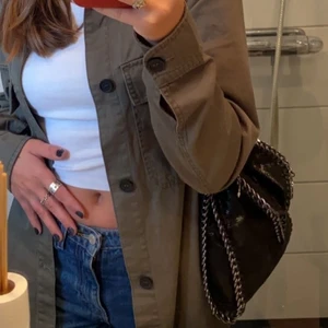 Stella McCartney liknande väska - Superfin svart Stella McCartney liknande väska med lite skimmer!🖤 Väldigt rymlig och aldrig använd så i toppen skick. Lägg ett bud, buden är bindande! Frakten ingår ej💕 ️Köp direkt för 600kr + frakt❗️❗️