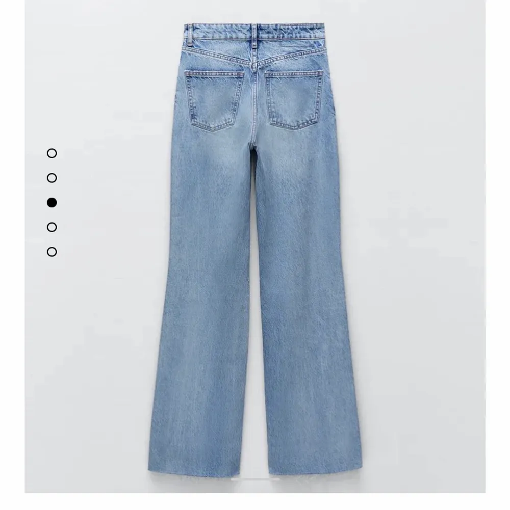 Säljer dessa jeans från ZARA, använda två gånger. Säljer då de blev för tajta för mig. Skriv för fler bilder eller frågor💕. Jeans & Byxor.